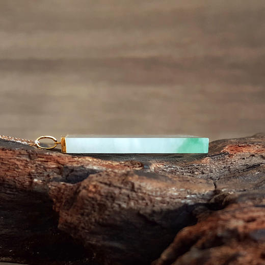 【天然正品】A货翡翠AU750黄金镶天然细腻冰种飘绿平安无事牌翡翠吊坠项链48.7*27.6*4.1MM（皆取最大值）140126NJS09 商品图5