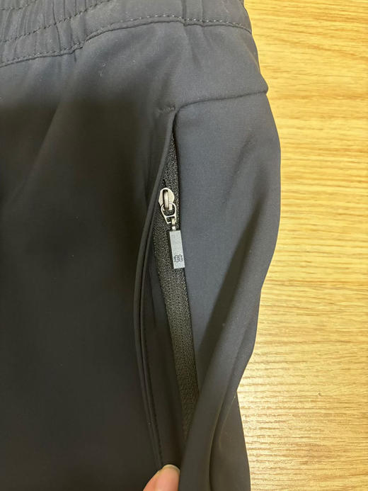 原单正品 KOLON SPORT可隆2026春季男士休闲运动防泼水梭织长裤，客供功能性面料，立体logo设计，两侧拉链口袋，版型非常百搭！
尺码：M～3XL 商品图2