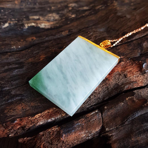 【天然正品】A货翡翠AU750黄金镶天然细腻冰种飘绿平安无事牌翡翠吊坠项链48.7*27.6*4.1MM（皆取最大值）140126NJS09 商品图3