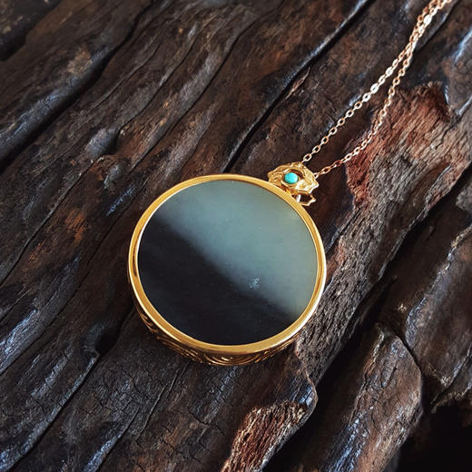 【天然正品】AU750黄金镶天然细腻新疆青花圆形平安无事牌和田玉吊坠项链30.6*25.1*5.1MM（皆取最大值）170126NJS59 商品图5