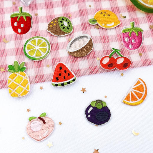 【9.9元5个刺绣贴 打造独无二的文具】可爱毛绒白色小狗/卡通小熊/小马/kitty猫/水果刺绣贴衣服补丁贴 DIY装饰贴纸书包文具盒贴 自粘贴布贴 【开学装备】 商品图3