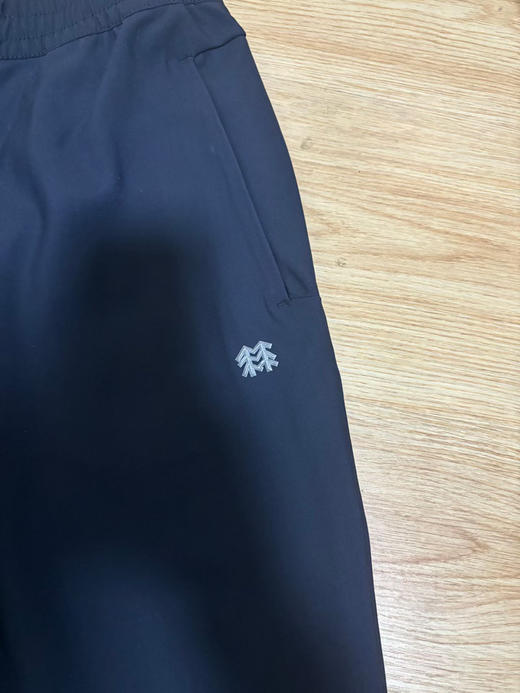 原单正品 KOLON SPORT可隆2026春季男士休闲运动防泼水梭织长裤，客供功能性面料，立体logo设计，两侧拉链口袋，版型非常百搭！
尺码：M～3XL 商品图1