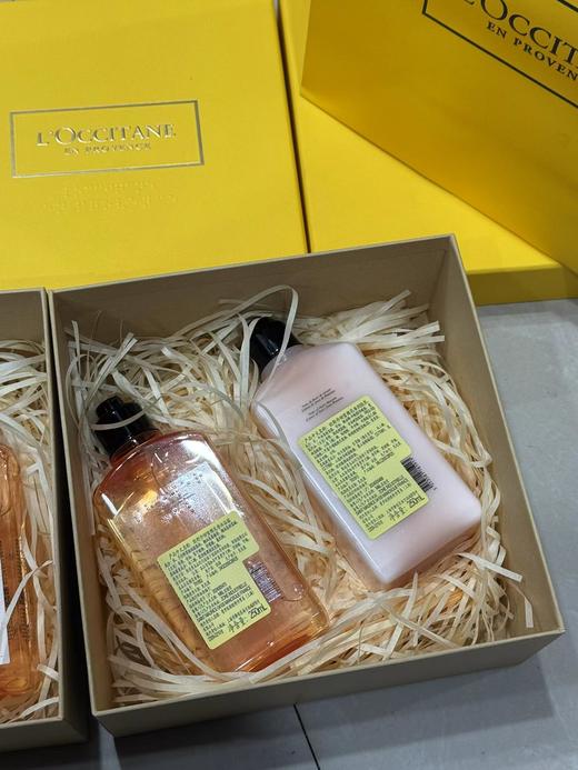 F020130樱花套盒新版身体乳250ML+沐浴露250ML 商品图3