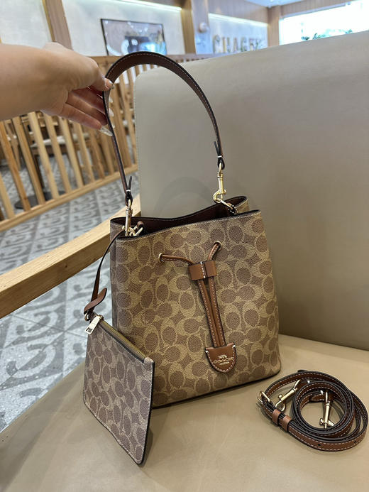 秋冬特惠💰540 蔻驰CBH07 CBH06 经典老花Rowan抽绳单肩斜挎水桶包 子母包 商品图0