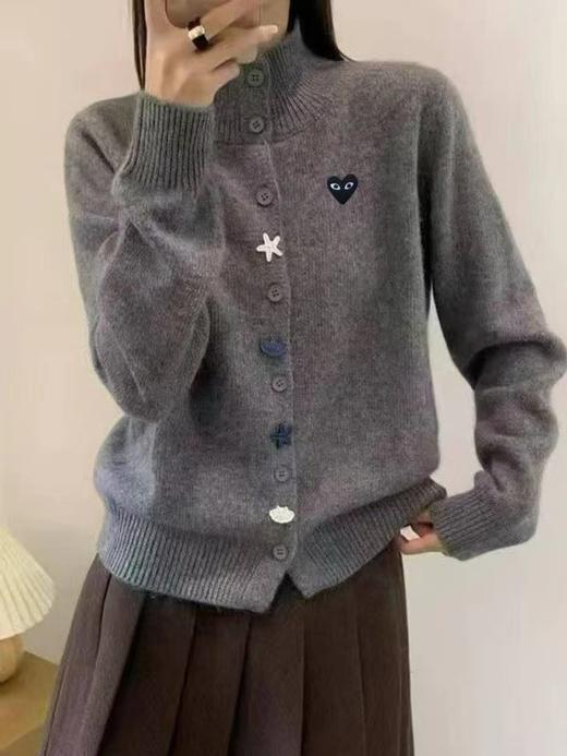 F020133春节穿搭门襟彩色装饰扣半高领设计针织开衫女款 商品图6