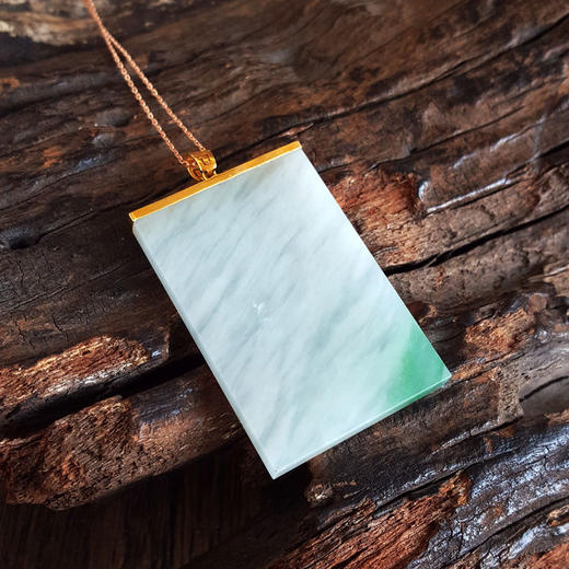 【天然正品】A货翡翠AU750黄金镶天然细腻冰种飘绿平安无事牌翡翠吊坠项链48.7*27.6*4.1MM（皆取最大值）140126NJS09 商品图4