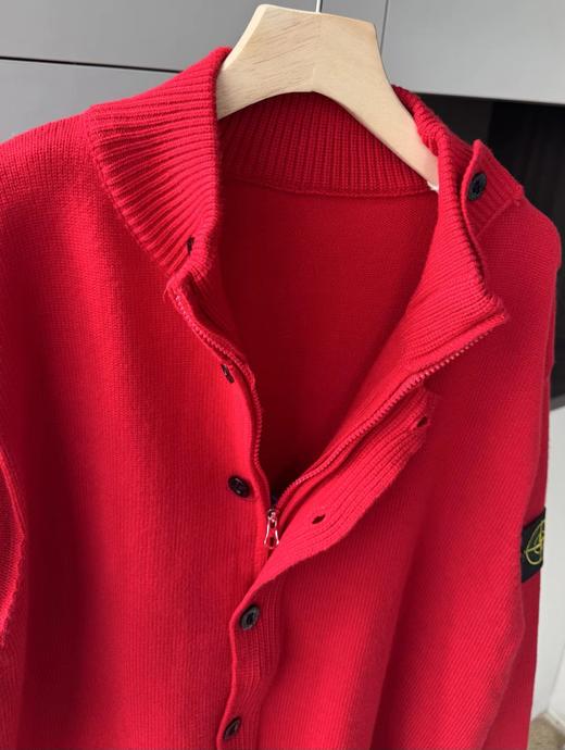 F020121新款徽章立领拉链单排扣针织外套新年红针织开衫 商品图11