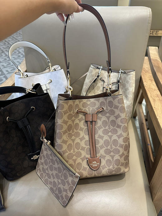 秋冬特惠💰540 蔻驰CBH07 CBH06 经典老花Rowan抽绳单肩斜挎水桶包 子母包 商品图8