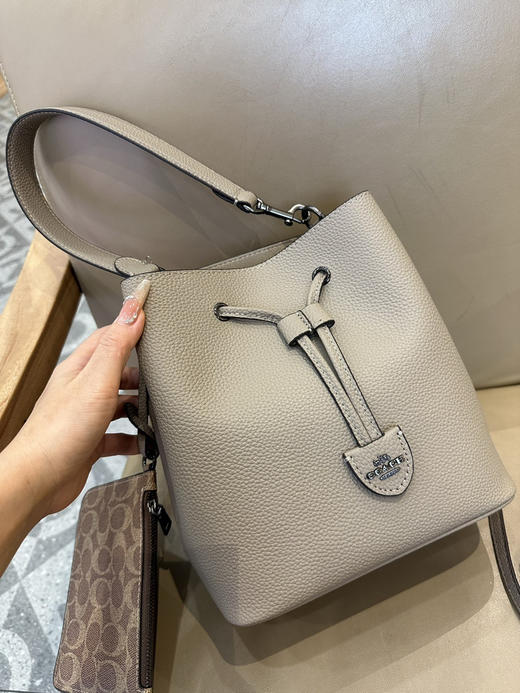 秋冬特惠💰540 蔻驰CBH07 CBH06 经典老花Rowan抽绳单肩斜挎水桶包 子母包 商品图5