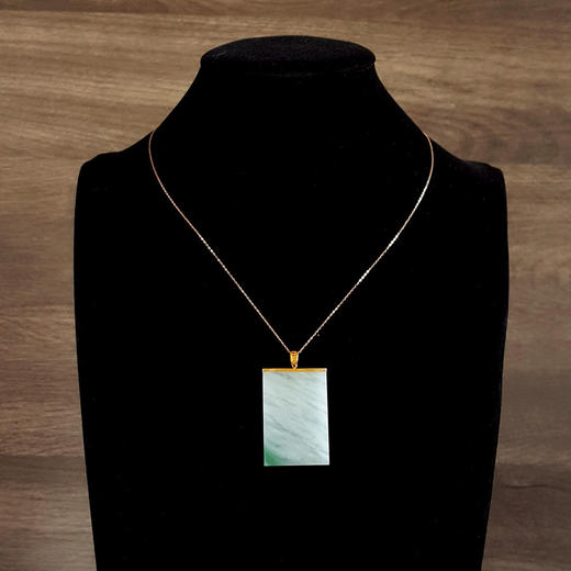 【天然正品】A货翡翠AU750黄金镶天然细腻冰种飘绿平安无事牌翡翠吊坠项链48.7*27.6*4.1MM（皆取最大值）140126NJS09 商品图9