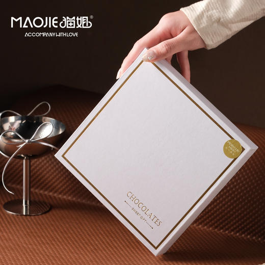 Molecule Mirth
分子欢愉-斑斓星盒巧克力礼盒 商品图0