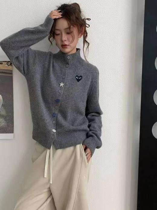 F020133春节穿搭门襟彩色装饰扣半高领设计针织开衫女款 商品图3