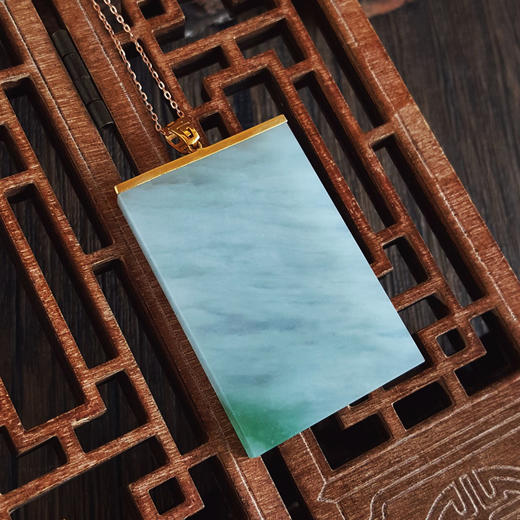 【天然正品】A货翡翠AU750黄金镶天然细腻冰种飘绿平安无事牌翡翠吊坠项链48.7*27.6*4.1MM（皆取最大值）140126NJS09 商品图6