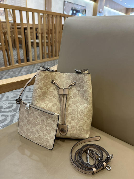 秋冬特惠💰540 蔻驰CBH07 CBH06 经典老花Rowan抽绳单肩斜挎水桶包 子母包 商品图1