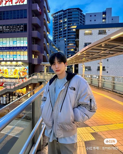 一店d 不退换，Z帅的北羽绒夹克！独家走韩的原单 今天就是给你们争取下的纯纯的福利‼️‼️
韩柜目前在售的假两件二合一可拆卸连帽工装羽绒夹克 太帅了 ！

填充优质80绒 轻盈又保暖 情侣款 
全现 商品图9