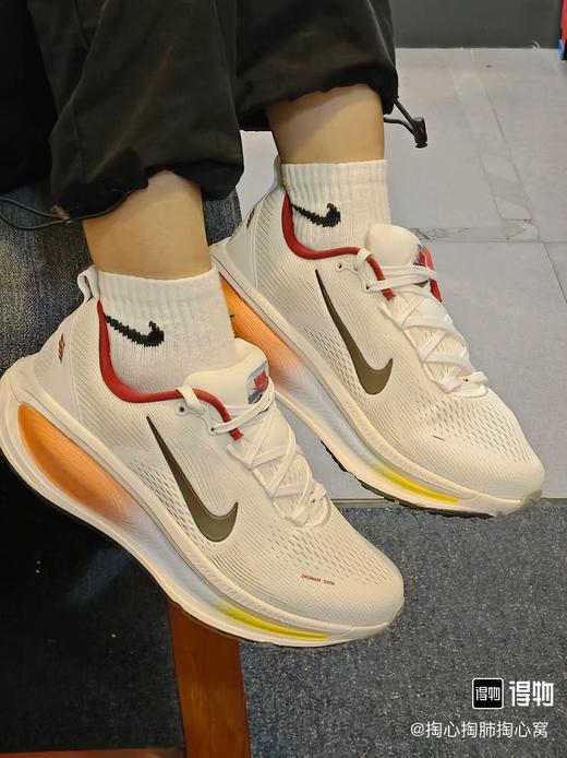 Vomero 18 马年限定 CNY新年款脱缰系列舒适贴合透气回弹跑步鞋 Z-15825 商品图3