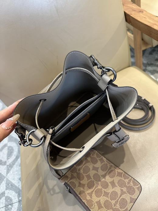 秋冬特惠💰540 蔻驰CBH07 CBH06 经典老花Rowan抽绳单肩斜挎水桶包 子母包 商品图8