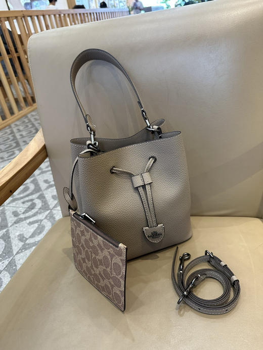 秋冬特惠💰540 蔻驰CBH07 CBH06 经典老花Rowan抽绳单肩斜挎水桶包 子母包 商品图2