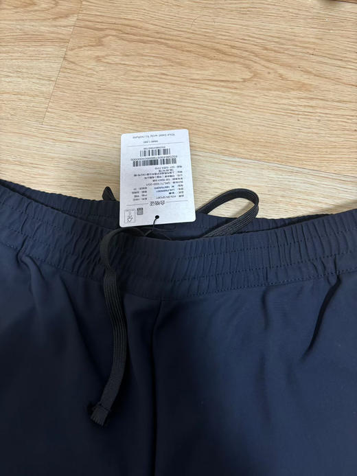 原单正品 KOLON SPORT可隆2026春季男士休闲运动防泼水梭织长裤，客供功能性面料，立体logo设计，两侧拉链口袋，版型非常百搭！
尺码：M～3XL 商品图3