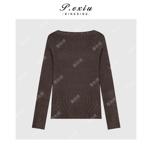 03-2潘依绣丁丁宠粉PanYiXiu/潘依绣绵羊毛时髦设计纽扣装饰一字肩针织毛衣ZZ1051 商品图3