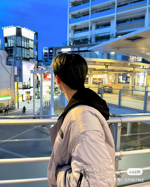 一店d 不退换，Z帅的北羽绒夹克！独家走韩的原单 今天就是给你们争取下的纯纯的福利‼️‼️
韩柜目前在售的假两件二合一可拆卸连帽工装羽绒夹克 太帅了 ！

填充优质80绒 轻盈又保暖 情侣款 
全现 商品图11