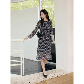 格纹纽结一字领修身连衣裙