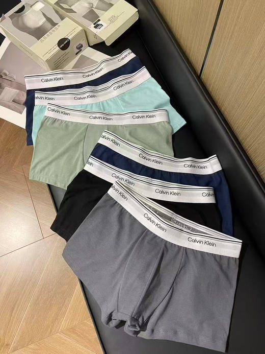 韩单正品ck 男款内裤平角内裤，一盒 3 条！经典CK宽腰头，一眼认出的高级感；不卷边不勒肉；棉氨混纺面料舒适透气亲肤，3条装性价比直接拉满！
两组配色
尺码：smlxl 商品图1
