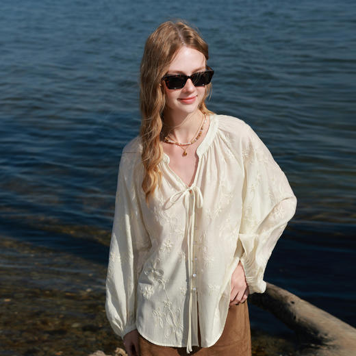 【醋酸】三彩2026春季新款V领绣花灯笼袖小衫复古衬衣宽松上衣M 商品图3