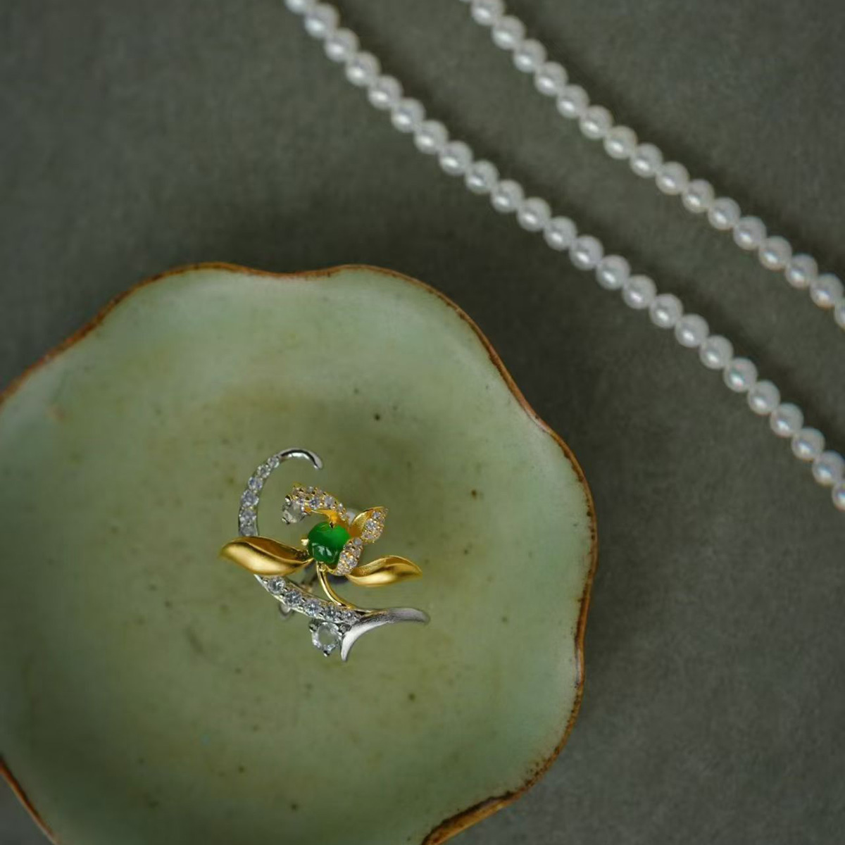 龢盒原创 银镶冰绿翡翠兰花耳夹（单个）