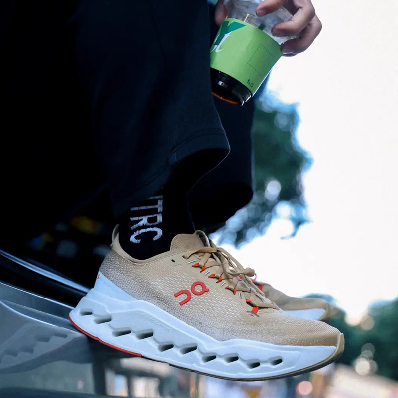 【下单即送袜子】On昂跑 Cloudsurfer Max CNY马年限定 舒适贴合跑步鞋