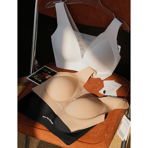 官网499！爱家深V水钻网纱大胸显小无痕宽肩带内衣 轻薄无钢圈聚拢提拉文胸罩女 商品图6