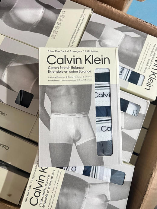 韩单正品ck 男款内裤平角内裤，一盒 3 条！经典CK宽腰头，一眼认出的高级感；不卷边不勒肉；棉氨混纺面料舒适透气亲肤，3条装性价比直接拉满！
两组配色
尺码：smlxl 商品图0