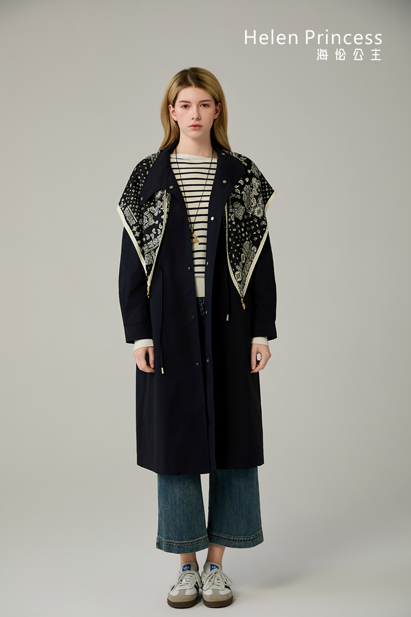 立领抽绳风衣配丝巾