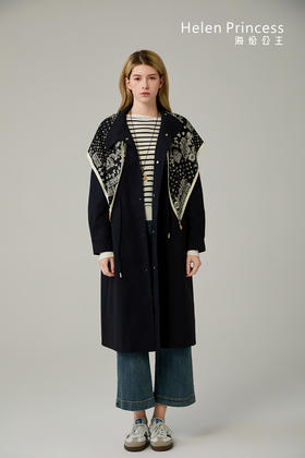 立领抽绳风衣配丝巾