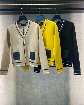 M&L家新款女款针织厚款开衫外套来了❗️情侣款 ❤️今年主打-有设计感又耐看，不是薄薄一件，实打实的用料，保暖实穿，带着暖意，版型都是很经典的, 穿起来也没什么可挑剔的了！