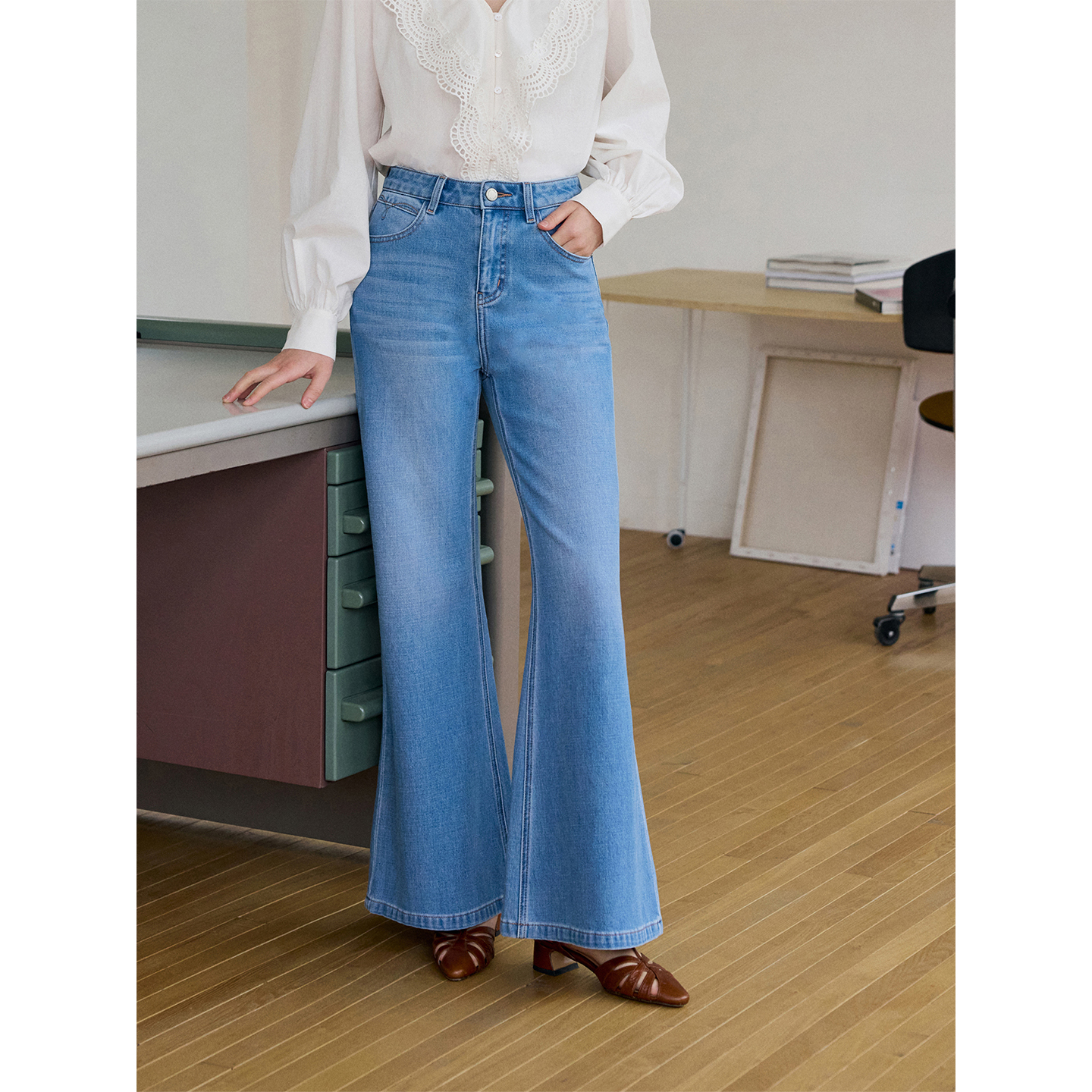 水洗蓝筒喇牛仔裤