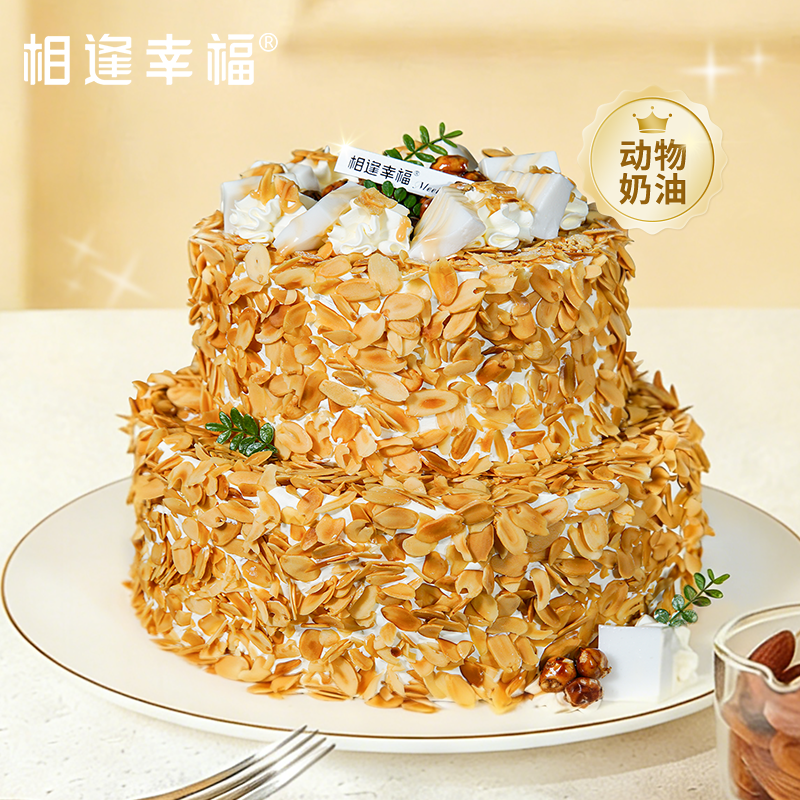 【盐屿椰梦双层蛋糕】盐焗杏仁片烤得金黄焦香，带着恰到好处的咸脆，包裹着轻盈绵密的海盐奶油，每一口都像海风拂过舌尖~（可选1/2.5/3.5/4.5磅）