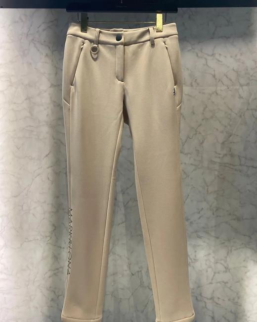 M&L家新款女款加绒长裤来了！寒潮来临刚需加绒裤来了！本季最后一款加绒款式，里面是拥有超细纤维所具有的绒层，这个触感超级软糯舒适，可以很好锁住空气中的热量，从而达到蓄热的保暖效果！ 商品图0