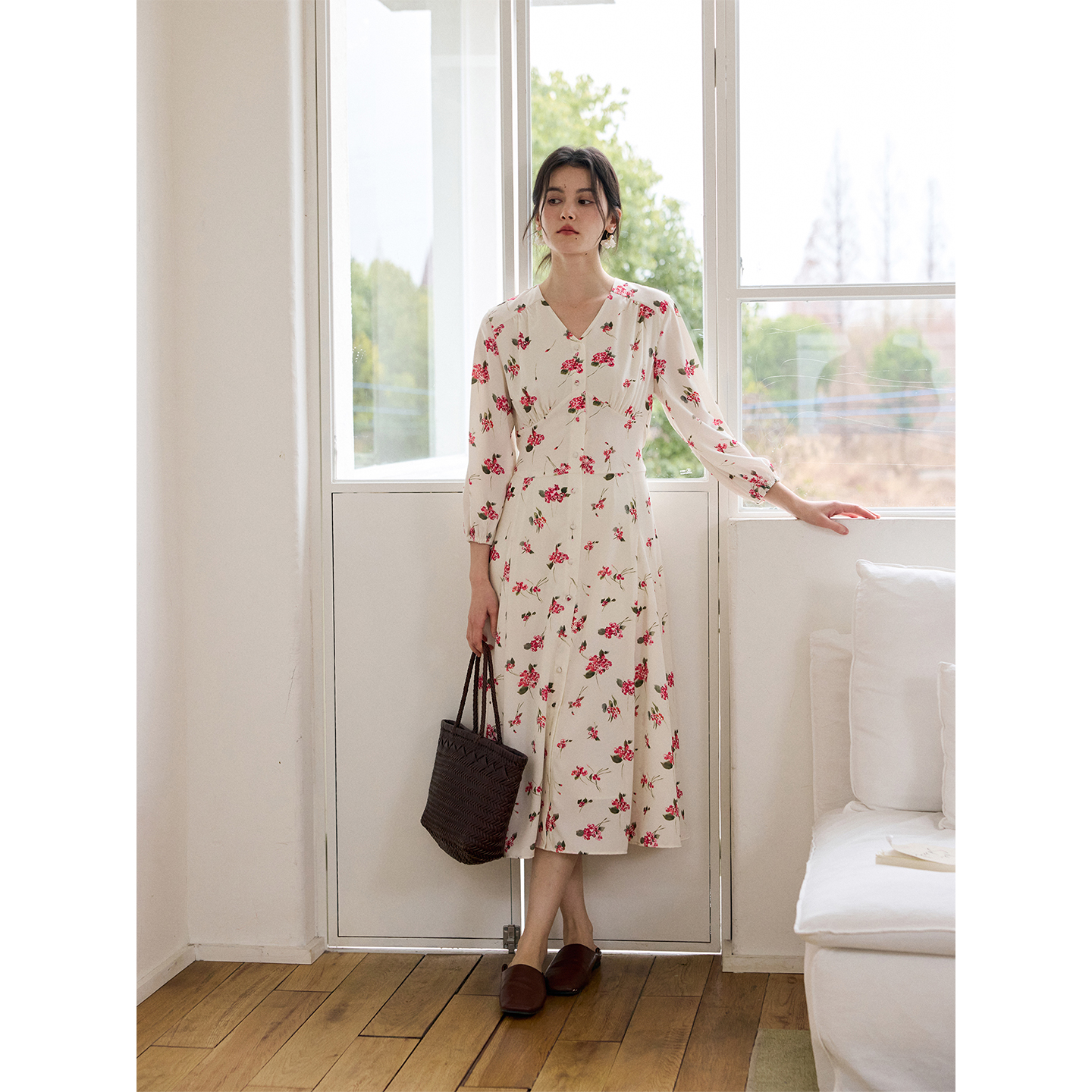 V领收腰印花连衣裙