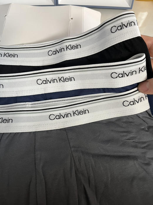 韩单正品ck 男款内裤平角内裤，一盒 3 条！经典CK宽腰头，一眼认出的高级感；不卷边不勒肉；棉氨混纺面料舒适透气亲肤，3条装性价比直接拉满！
两组配色
尺码：smlxl 商品图7