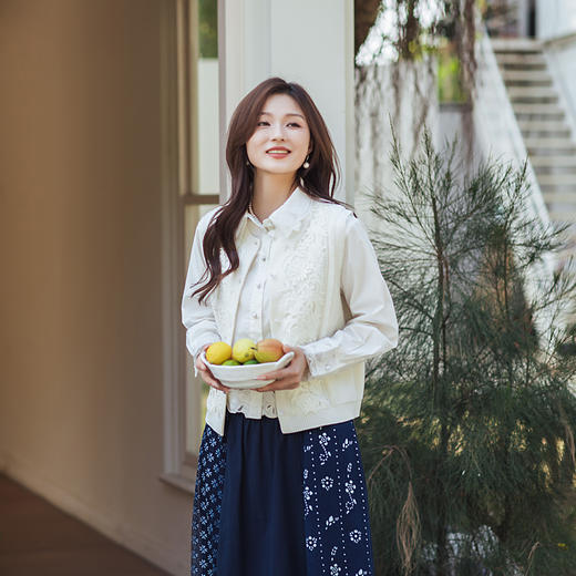 【林栖设计小店】花间来信|米白色镂空肌理绣花2026春新款优雅毛织马甲G1961393 商品图0