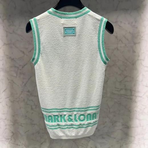 M&L*新款女款夏季薄款v领针织背心来啦！当季海报款，非常有型的一件了！日系儒雅气质又时尚！时尚人士都会喜欢的那种低调的奢华！版型上身提精气神的感觉！真正的贸易dan，有的衣服是真的拿到手就开心！ 商品图1