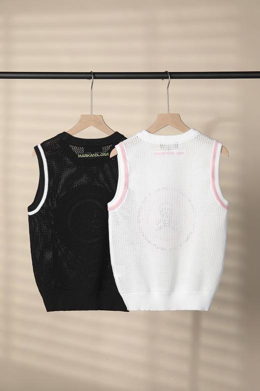 M&L家新款女士圆领针织背心来啦！很有质感和造型感的一件小背心，适合各种叠搭，十分吸睛！自带一种休闲度假风的悠然自得！独特镂空织法工艺搭配大面积绣花图案，面料有一定厚度挺括不塌舒适亲肤！ 商品图1