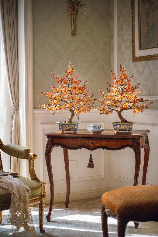 【已售】20世纪上半叶中国出品传统东方花卉主题景泰蓝盆装饰「梅花」珍宝像生盆景一对 商品图0