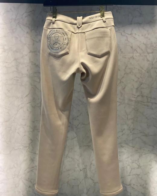 M&L家新款女款加绒长裤来了！寒潮来临刚需加绒裤来了！本季最后一款加绒款式，里面是拥有超细纤维所具有的绒层，这个触感超级软糯舒适，可以很好锁住空气中的热量，从而达到蓄热的保暖效果！ 商品图1