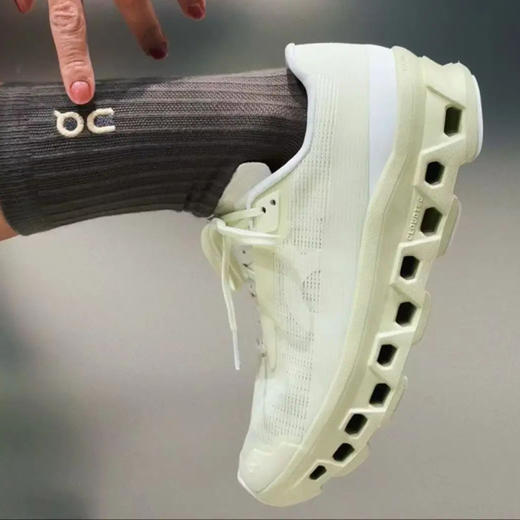 优选丨【下单即送袜子】On昂跑 Cloudmonster Void CNY马年限定 舒适贴合透气跑步鞋 商品图3