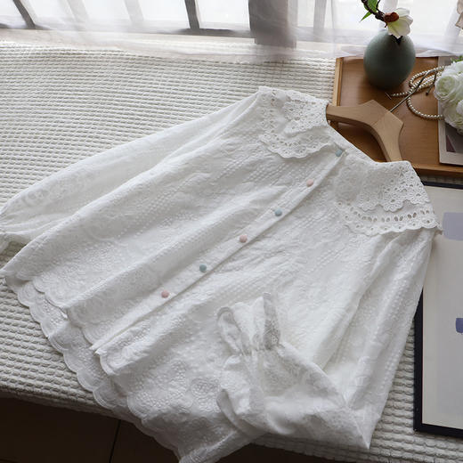 【春装新品娃娃领上衣】韩系蕾丝镂空 彩扣喇叭袖甜美衬衫女3600  商品图2