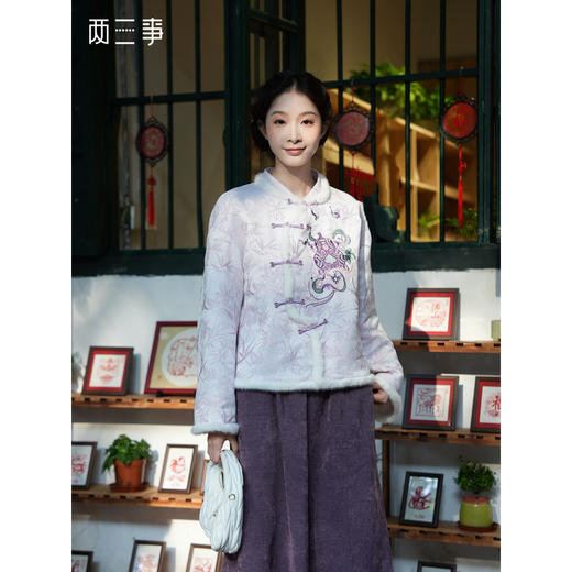 两三事绒雪映黛2026春季新款新中式毛绒边拼接刺绣盘扣短外套女 商品图0