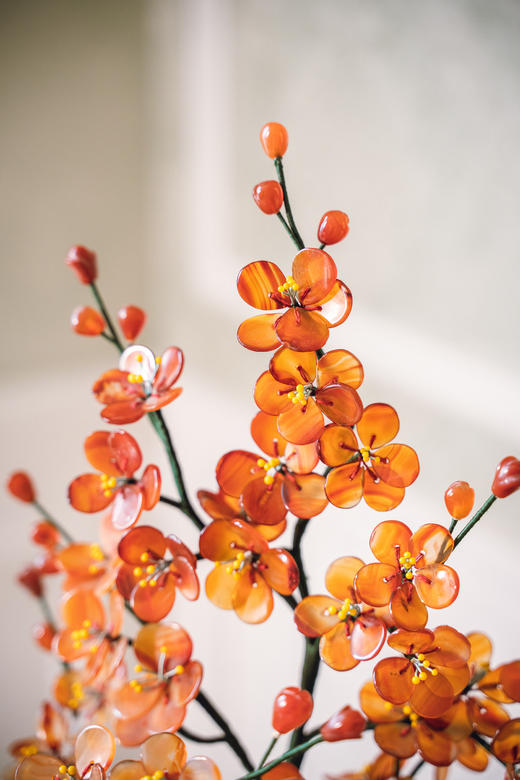 【已售】20世纪上半叶中国出品传统东方花卉主题景泰蓝盆装饰「梅花」珍宝像生盆景一对 商品图5