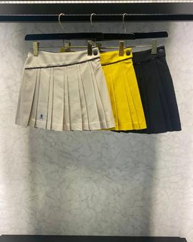 M&L家新款女士百褶短裙来了！本月推荐一定入的单品! 原厂微毛感面料，手感细腻舒适，春季不用说了 光腿单穿很方便，冬天里面还可以加灰色连体裤袜，再套个厚外套，看搭配就知道都好看！